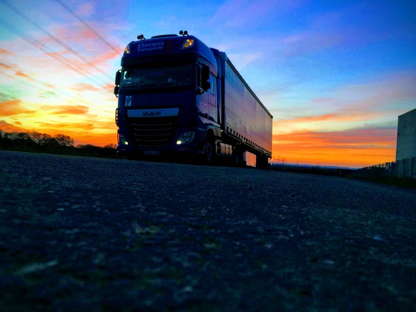 Samochód ciężarowy Ehmen Transporte o zmierzchu