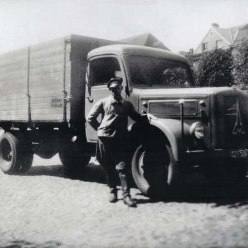 Historische Schwarzweißaufnahme eines Ehmen-Lastwagens mit Fahrer